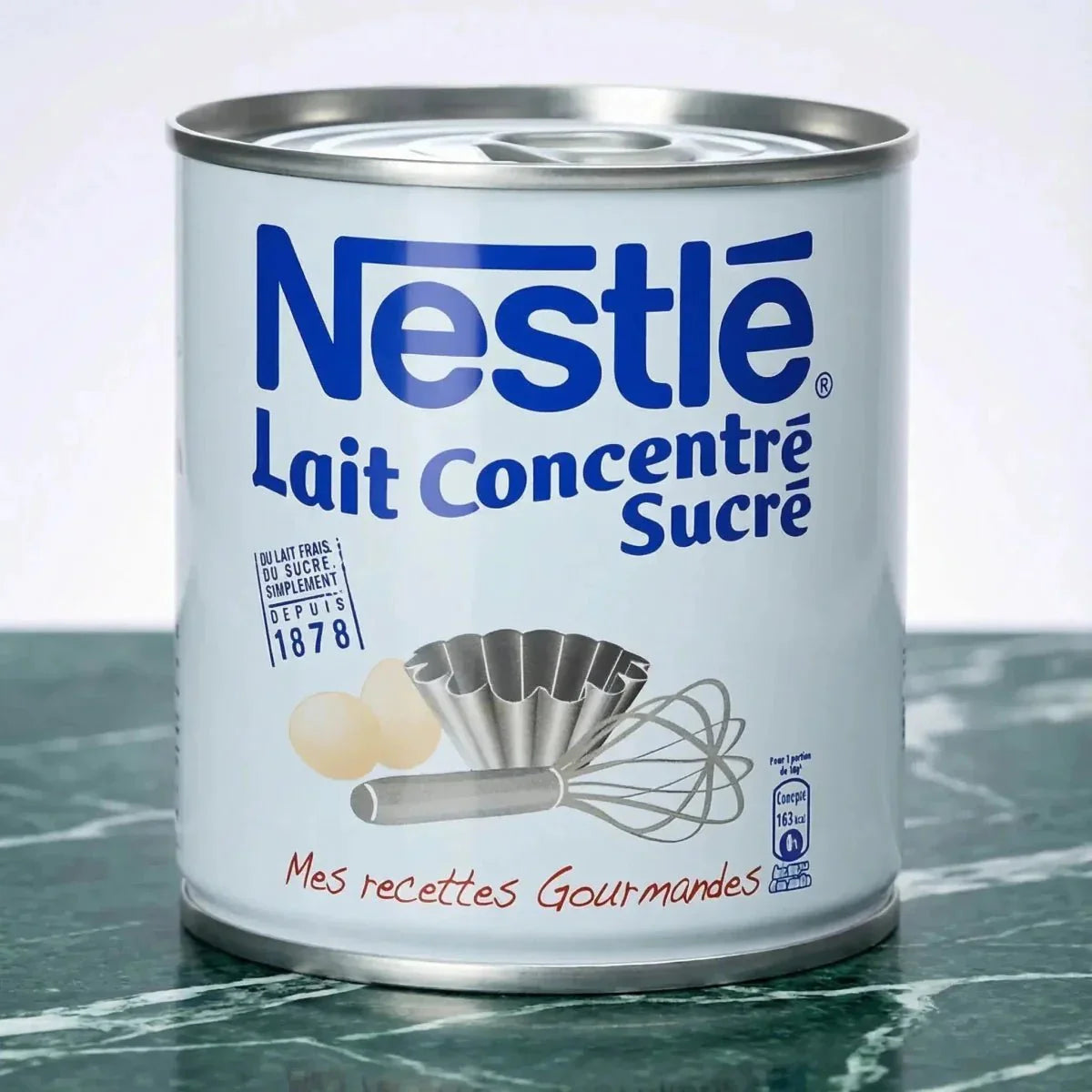 Lait concentré sucré par Nestlé, en conserve, avec illustrations de recettes gourmandes.