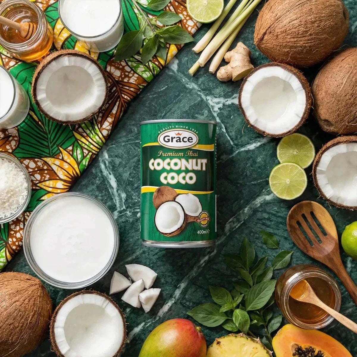 Lait de coco GRACE, 400mL, entouré de noix de coco, lait, citron vert, mangue, ananas et miel.