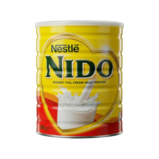 Boîte de lait en poudre NIDO de Nestlé. Photo du produit avec un verre de lait.