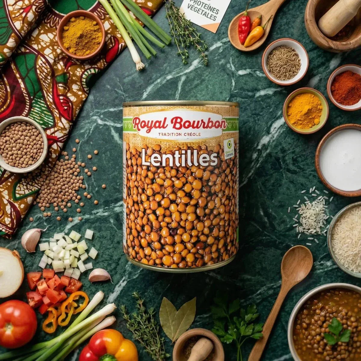 Lentejas Royal Bourbon (400g) sobre mesa de cocina con ingredientes: especias, verduras, arroz.