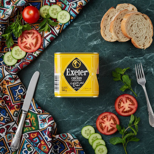 Boîte de mortadelle poulet EXETER 340g posée sur une table avec légumes frais et pain, parfaite pour un repas rapide et savoureux.