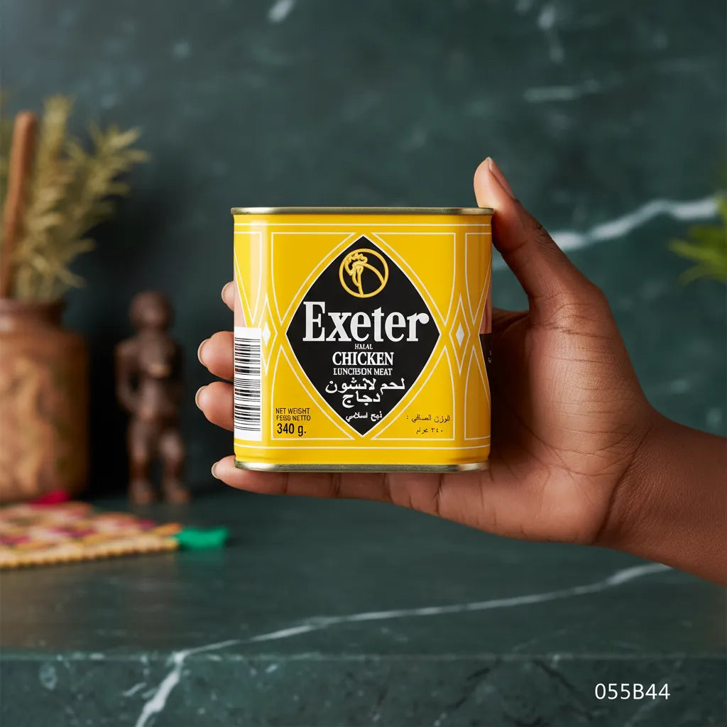 Main tenant une boîte de mortadelle poulet EXETER 340g, charcuterie halal savoureuse à texture moelleuse, parfaite pour l'épicerie salée.
