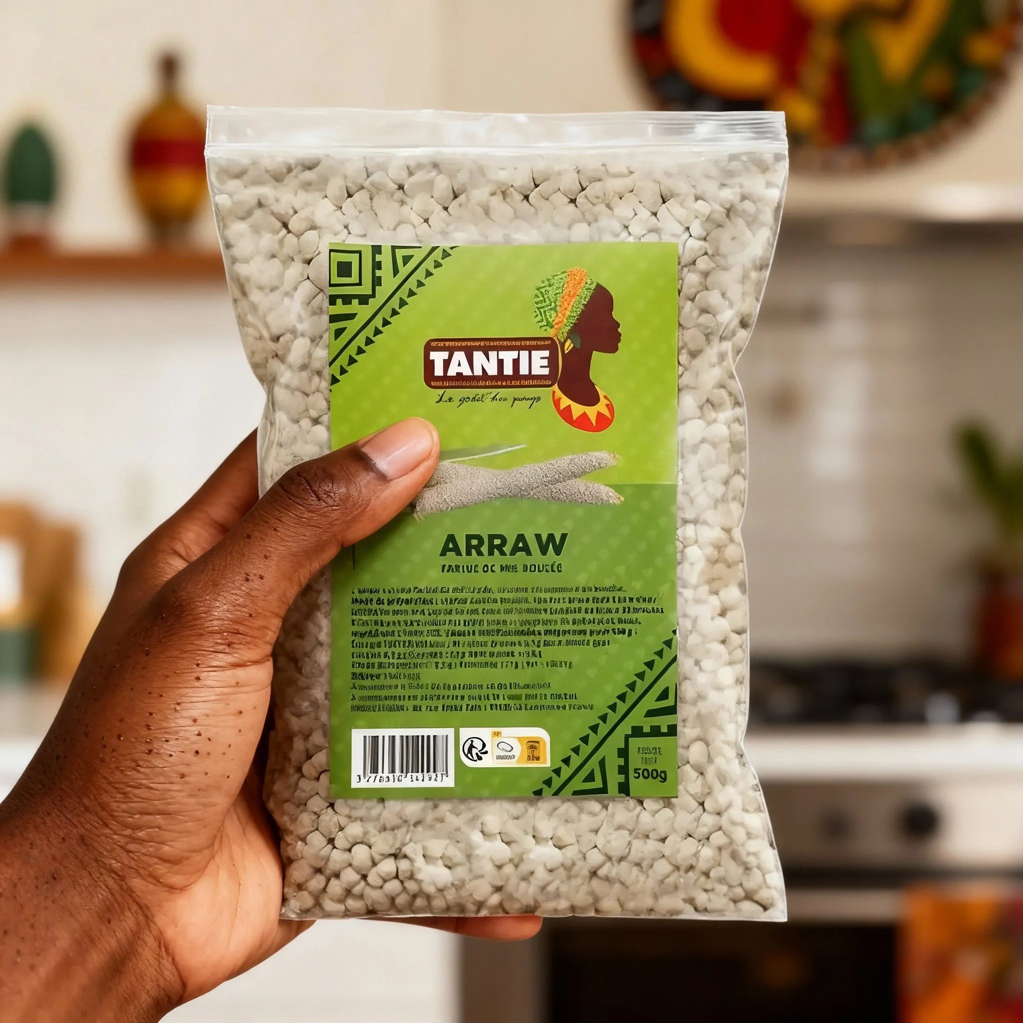 Main tenant un sachet Arraw TANTIE 500g dans une cuisine, mélange de mil roulé prêt à l'emploi pour une texture légère et parfumée.