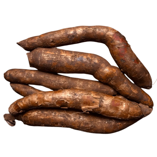 Lot de racines de manioc frais, riche en glucides, parfait substitut de la pomme de terre pour des recettes traditionnelles ou exotiques.