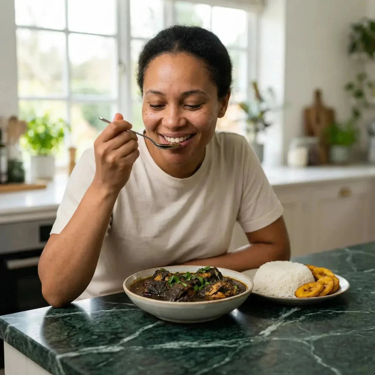 Mbongo Tchobi NUMBER ONE: femme souriante dégustant un plat africain avec riz et plantain.