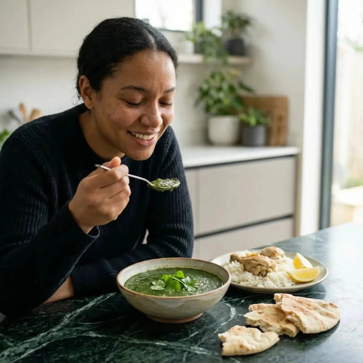 Une femme savoure la Molokheya moulue ESPIG. Au menu : soupe verte parfumée, riz, citron.