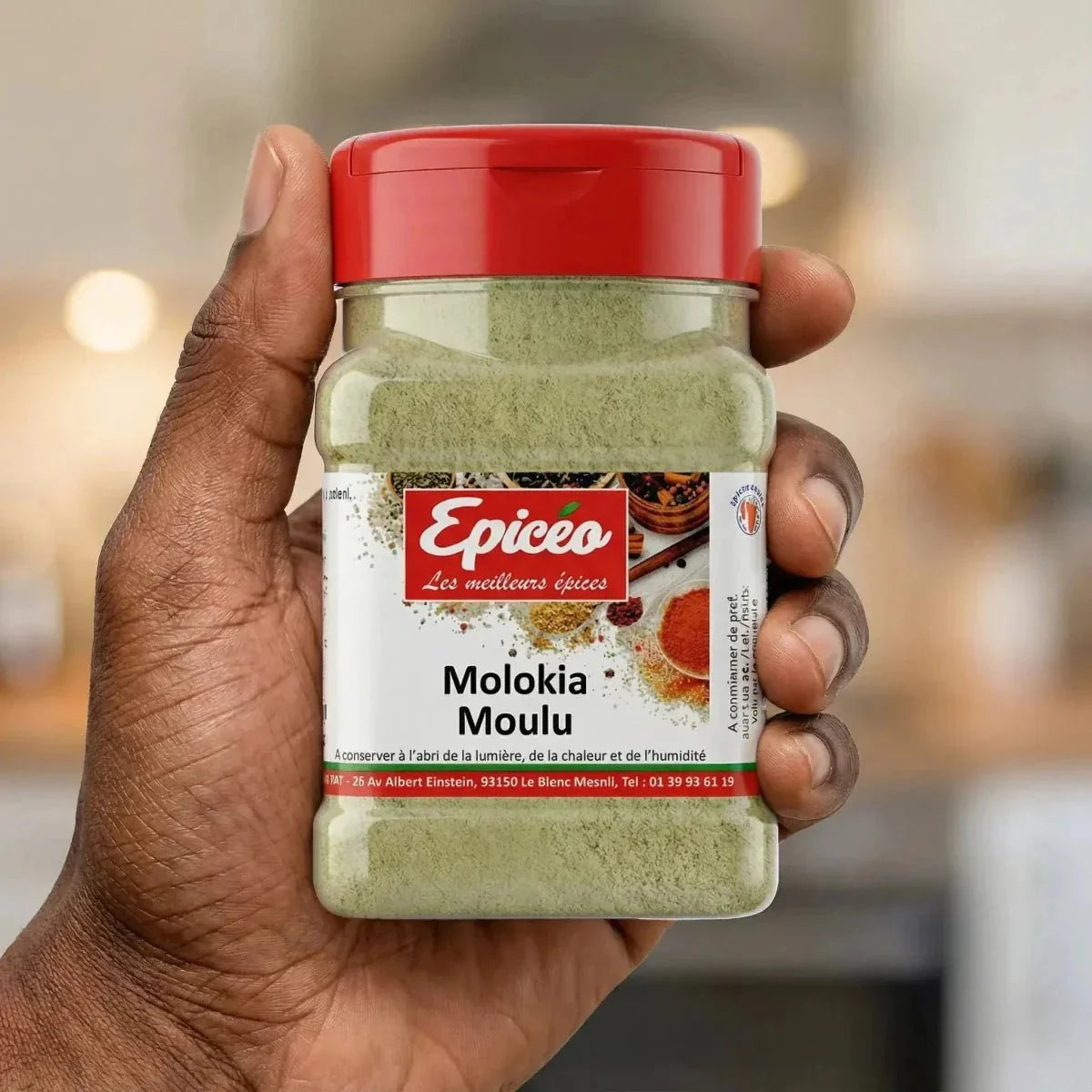 Mann hält ein Glas gemahlenes Molokia von EPICÉO. Das Etikett ist sichtbar.