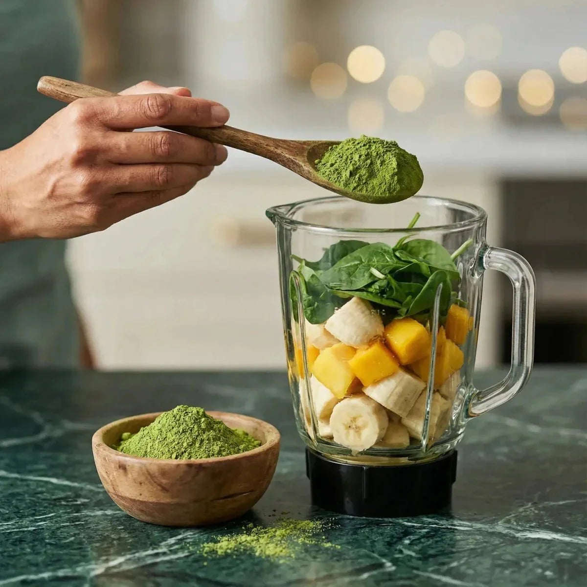Moringa-Pulver NUMBER ONE in einer Schüssel, in einen Mixer mit Früchten und Spinat gegeben.