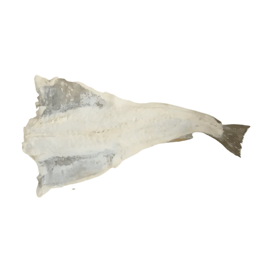 Gezouten gedroogde kabeljauw (500g). Zeevruchten op groene achtergrond.