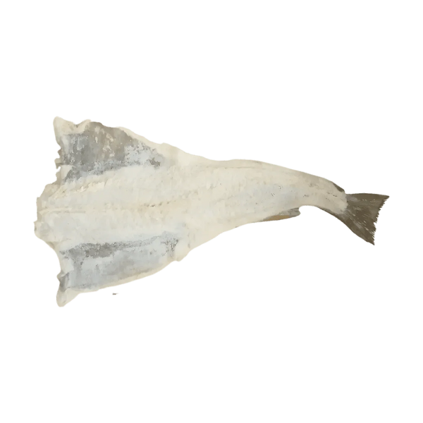 Gezouten gedroogde kabeljauw (500g). Zeevruchten op groene achtergrond.