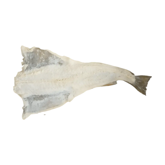 Morue salée séchée entière, poisson blanc à la texture ferme, idéale pour recettes traditionnelles. Produit de la mer riche en protéines.