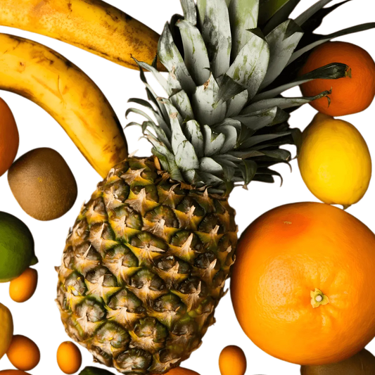 Mélange de fruits exotiques frais incluant ananas, banane, kiwi et agrumes, ingrédients principaux du nectar RACINES BIO - BOISSON - NKOSI.