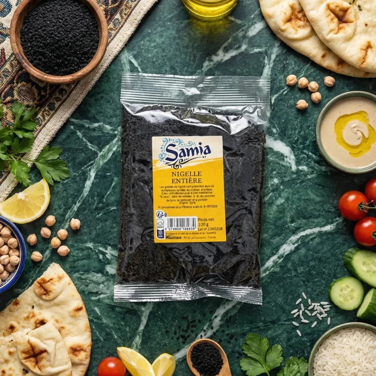 Assortimento culinario con semi interi di nigella SAMIA, pane pita, hummus, verdure fresche.