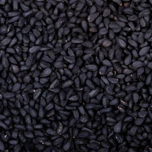 Gros plan sur graines de nigelle SAMIA, texture noire intense, parfaites pour assaisonner les plats et profiter de leurs bienfaits.
