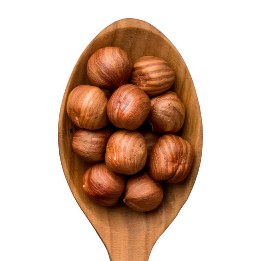Cuillère en bois remplie de noisettes crues décortiquées PROFRUIT, parfaites pour une collation savoureuse ou ingrédient de recette saine.