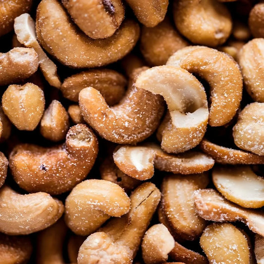 Gros plan sur des noix de cajou grillées salées PROFRUIT, texture croquante et dorée, idéales comme en-cas dans la gamme fruits secs.