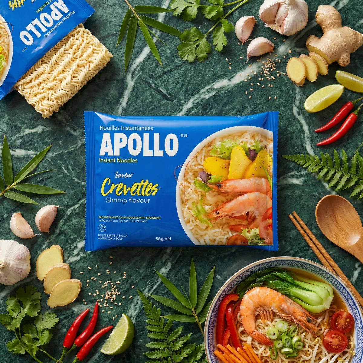 Tagliatelle con gamberi APOLLO 85g su sfondo marmorizzato con ingredienti: aglio, zenzero, peperoncino.