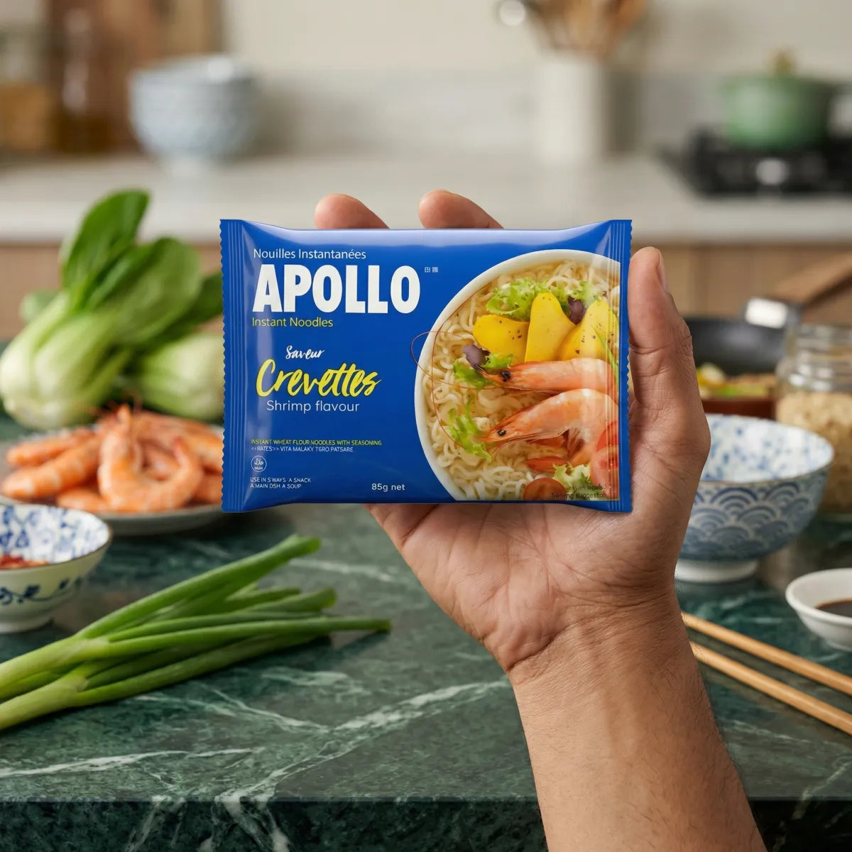 Confezione di noodles istantanei gamberi Apollo 85g tenuta a mano.