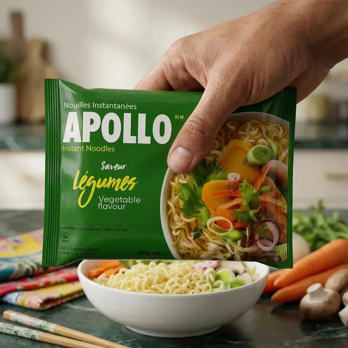 Noodles istantanei al sapore di verdure di APOLLO, presentati con un piatto di noodles.