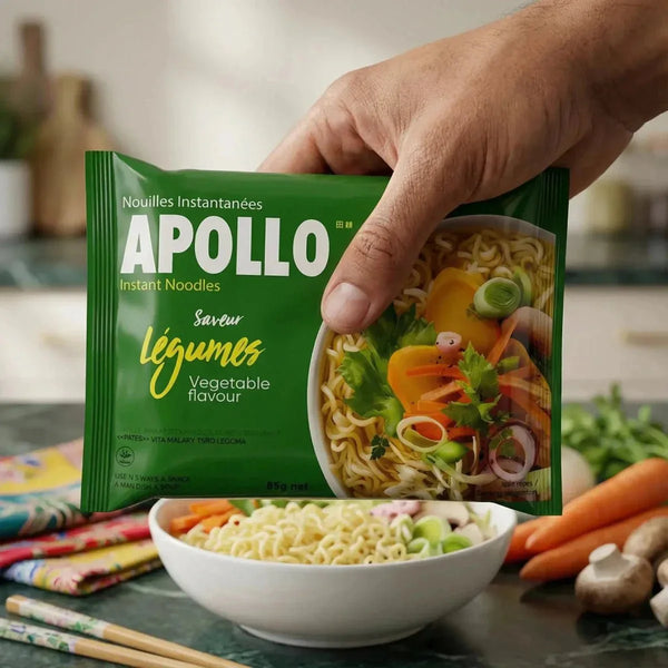 Instantnudeln mit Gemüsegeschmack von APOLLO, präsentiert mit einem Teller Nudeln.