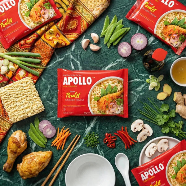 Paquets de nouilles poulet APOLLO (85g) entourés d'ingrédients frais : poulet rôti.