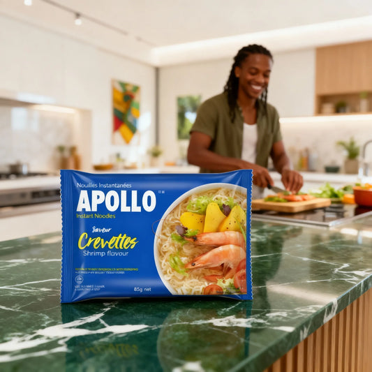 Nouilles crevette APOLLO posées sur un plan de travail en cuisine moderne, parfaites pour une préparation rapide et gourmande.