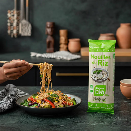 Nouilles de Riz BIO RACINES servies sautées avec légumes, idéales pour cuisine rapide, saine et sans gluten dans l'épicerie salée.