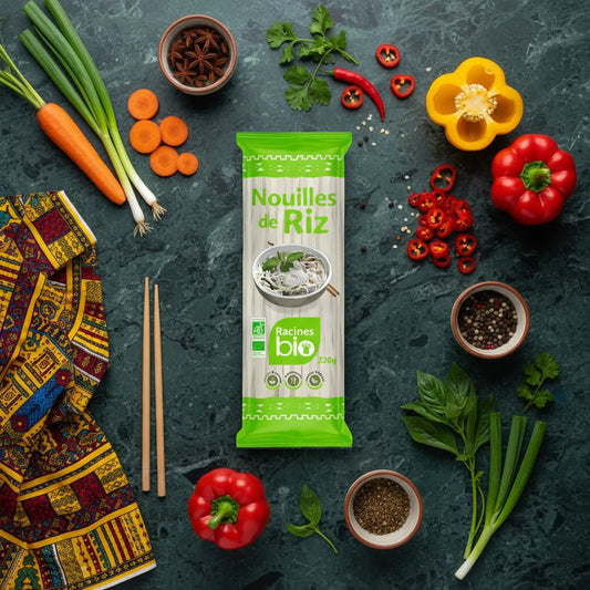 Nouilles de Riz BIO RACINES 220g entourées d'ingrédients frais comme légumes et épices, parfaites pour recettes saines et sans gluten.