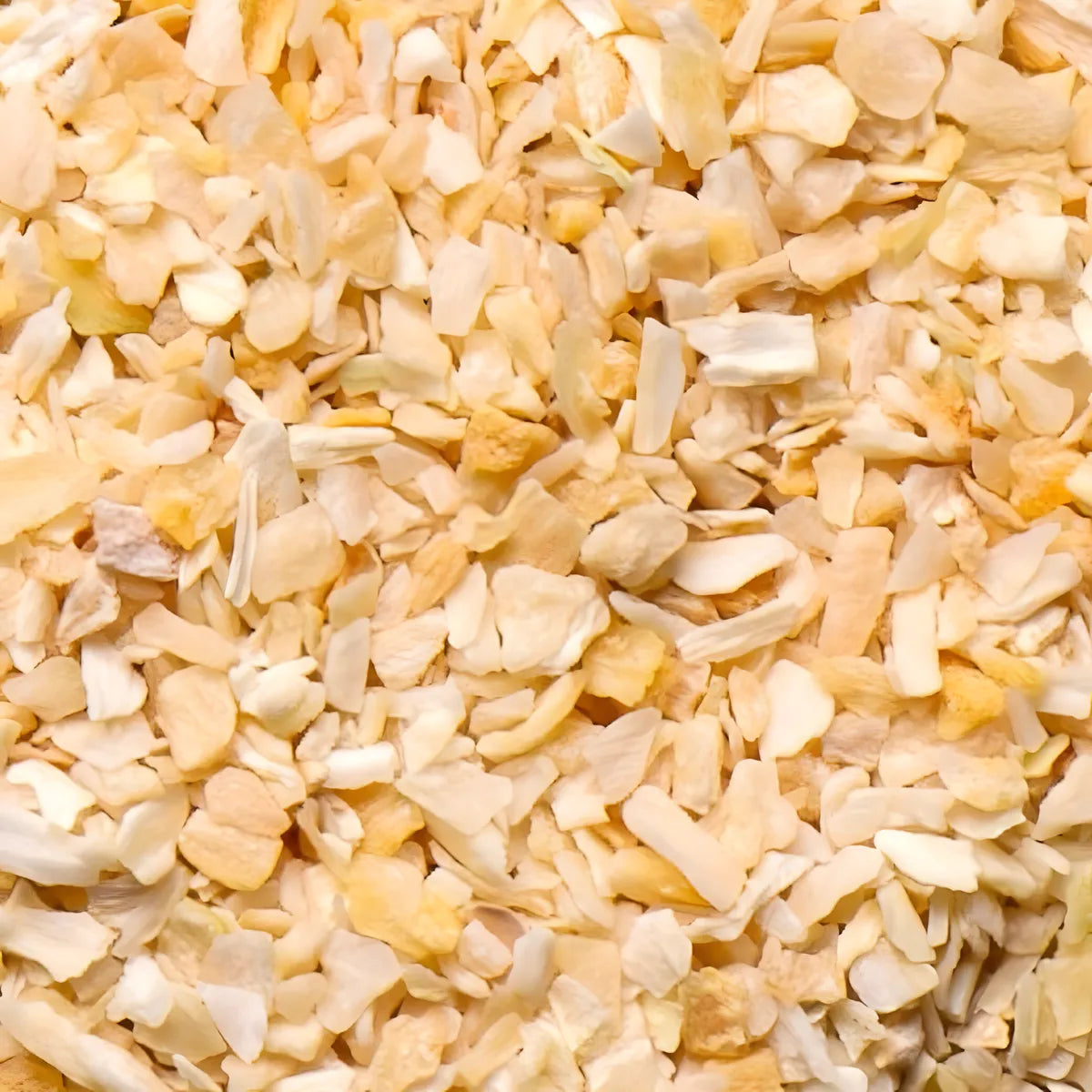 Gros plan sur la texture de la semoule d'oignon blanc SAMIA, ingrédient sec parfait pour relever les saveurs en cuisine.