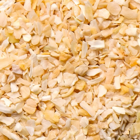 Gros plan sur la texture de la semoule d'oignon blanc SAMIA, ingrédient sec parfait pour relever les saveurs en cuisine.