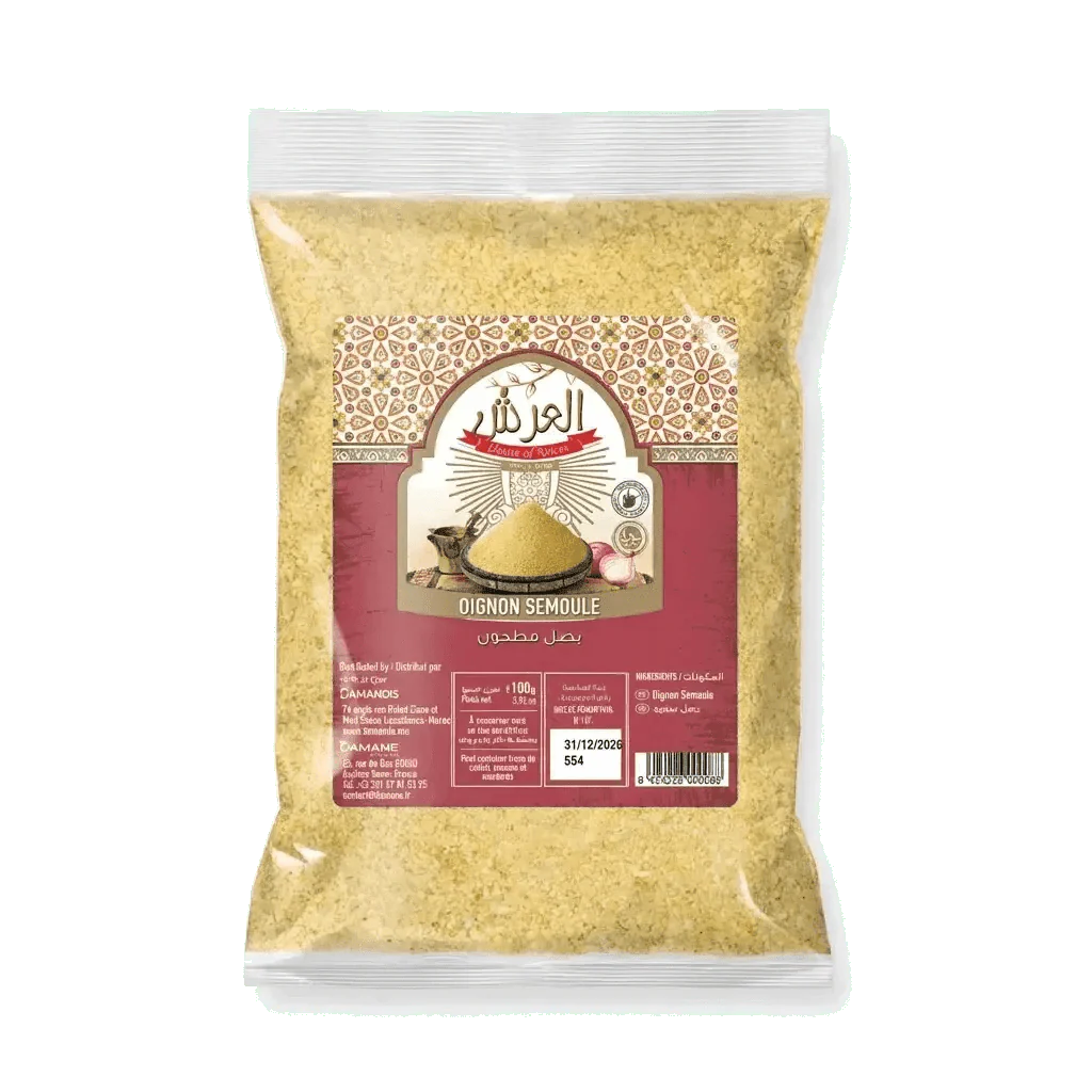 Paquet de semoule d'oignon de la marque House of Spices avec des oignons, un mortier.