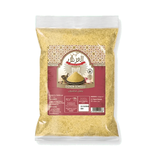 Paquet de semoule d'oignon de la marque House of Spices avec des oignons, un mortier.