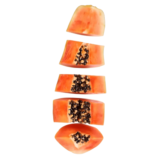Papaye Formosa tranchée verticalement, révélant une chair orange vif et des graines noires, parfaite pour une consommation fraîche et sucrée.