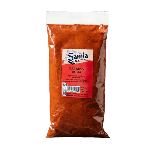 Paquet de paprika doux SAMIA. Gros plan sur le sachet d'épice rouge-orangé.