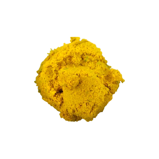 Portion de pâte à Colombo CHALEUR CREOLE, texture épaisse et couleur jaune intense, idéale pour assaisonner les plats mijotés exotiques.