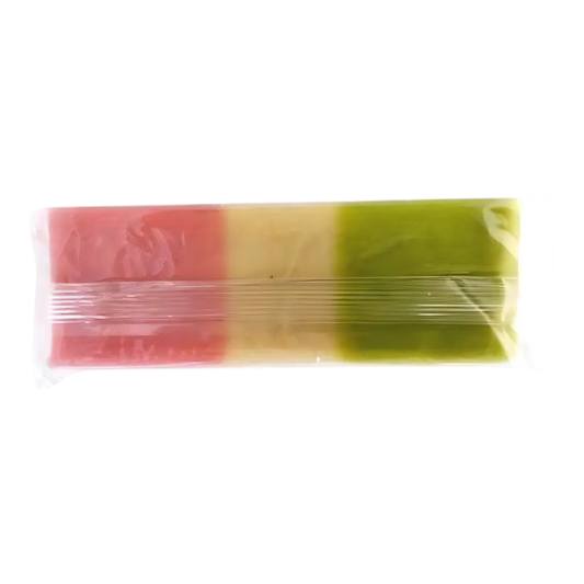 Bloc de pâte d'amandes tricolore PROFRUIT 33% amande, non emballé, aux couleurs rose, blanche et verte pour décorations pâtissières créatives.