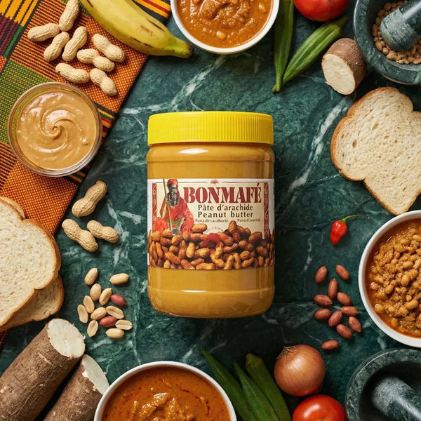 Pâte d'arachide BONMAFE (500g) entourée d'ingrédients et de plats africains.
