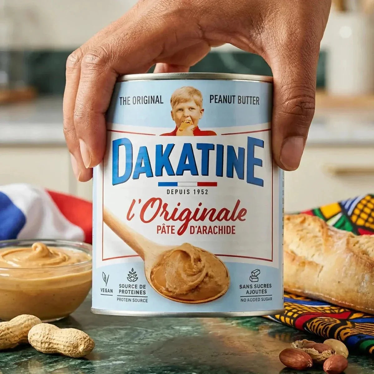 Pasta de maní cremosa, de DAKATINE, presentada en una lata metálica vintage con.