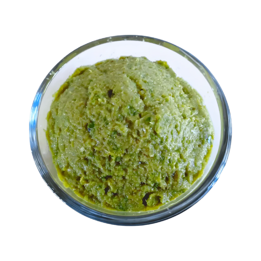 Pâte de curry vert MAE PLOY dans un bol en verre, texture épaisse et couleur vive, parfaite pour rehausser currys, soupes et marinades.