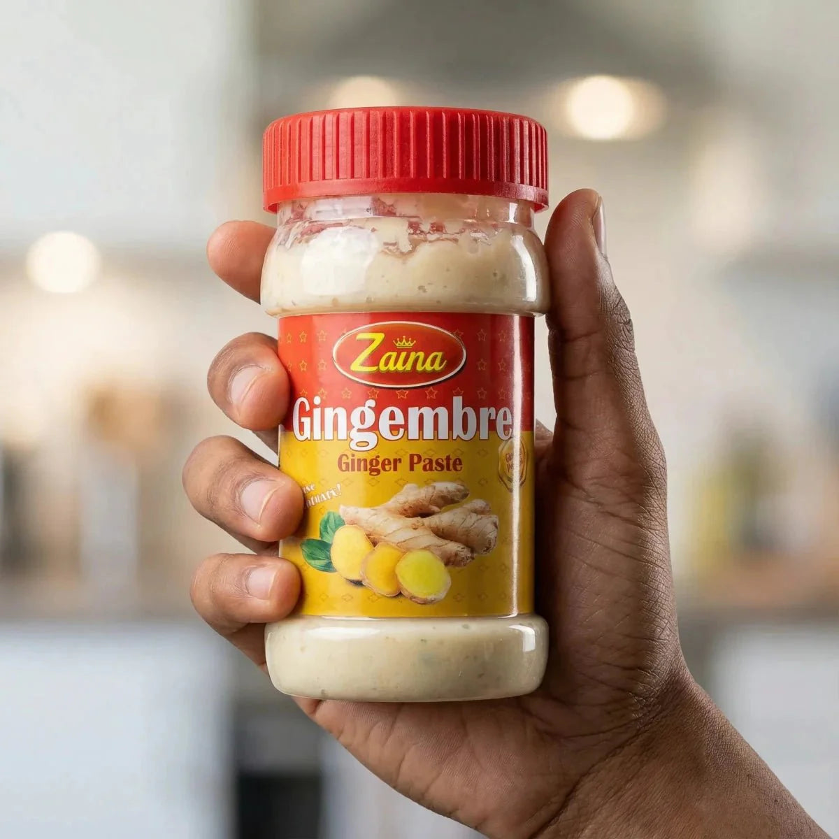 Ingwerpaste von Zaina, in einem durchsichtigen Plastikbehälter mit rotem Deckel.