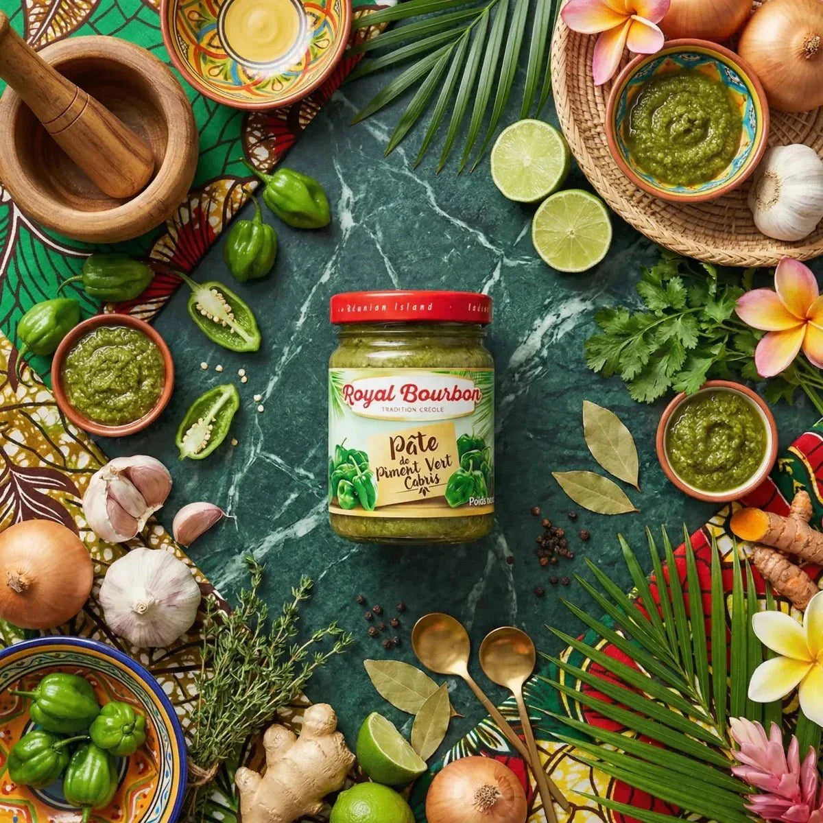 Grüne Cabris-Chilipaste ROYAL BOURBON (90g). Buntes Stillleben mit frischen kreolischen Zutaten.