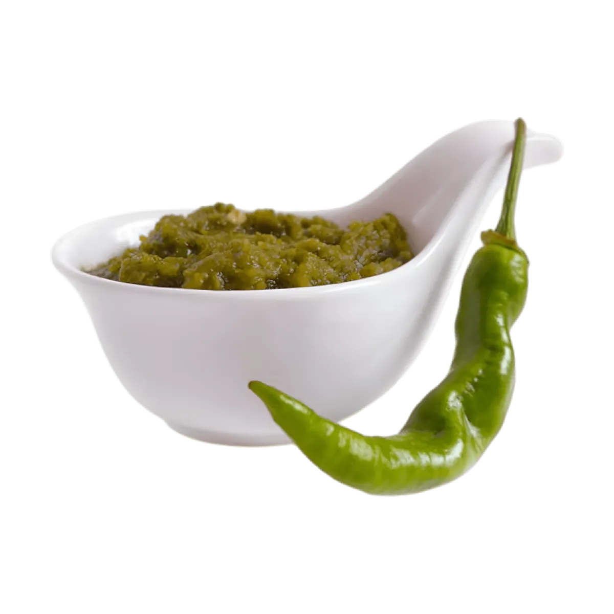 Pâte de Piment Vert Chaleur Créole servie dans une cuillère blanche avec un piment vert frais, idéale pour une cuisine relevée et exotique.