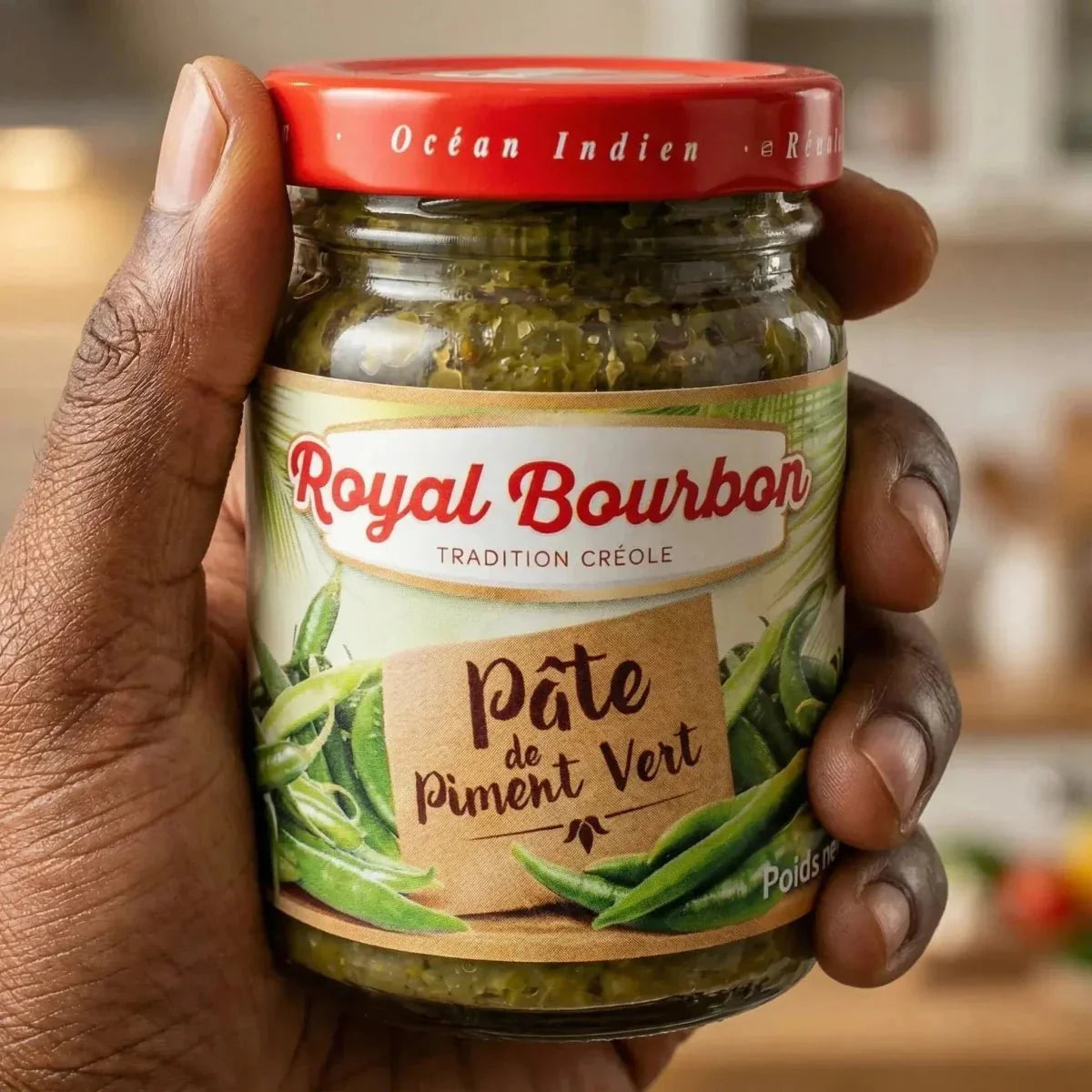 Pâte de piment vert Royal Bourbon 100g. Une main tient le pot.