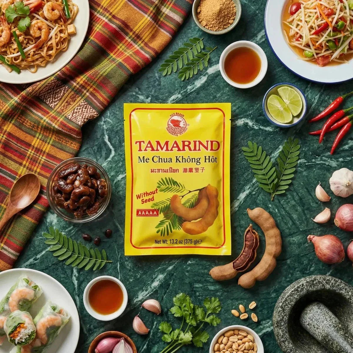 RED DRAGON, pasta di tamarindo senza semi. Scena culinaria con piatti thailandesi, spezie.