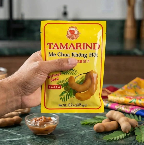 Pâte de tamarin RED DRAGON sans noyaux, 375g, tenue en main, avec tamarin frais, pâte en bol.