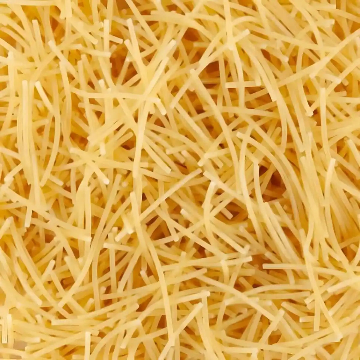 Gros plan sur les vermicelles Samia n°77, texture fine et dorée. Pâtes idéales pour soupes, salades ou plats sautés rapides.