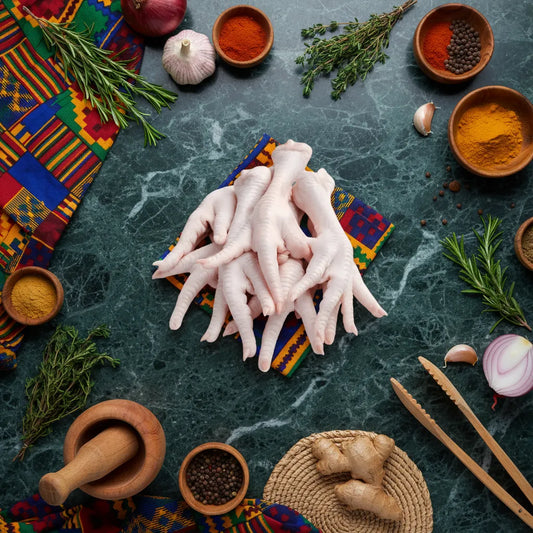 Pattes de poulet halal disposées sur tissu coloré, entourées d'épices pour ragoûts. Produit surgelé parfait pour cuisine authentique.