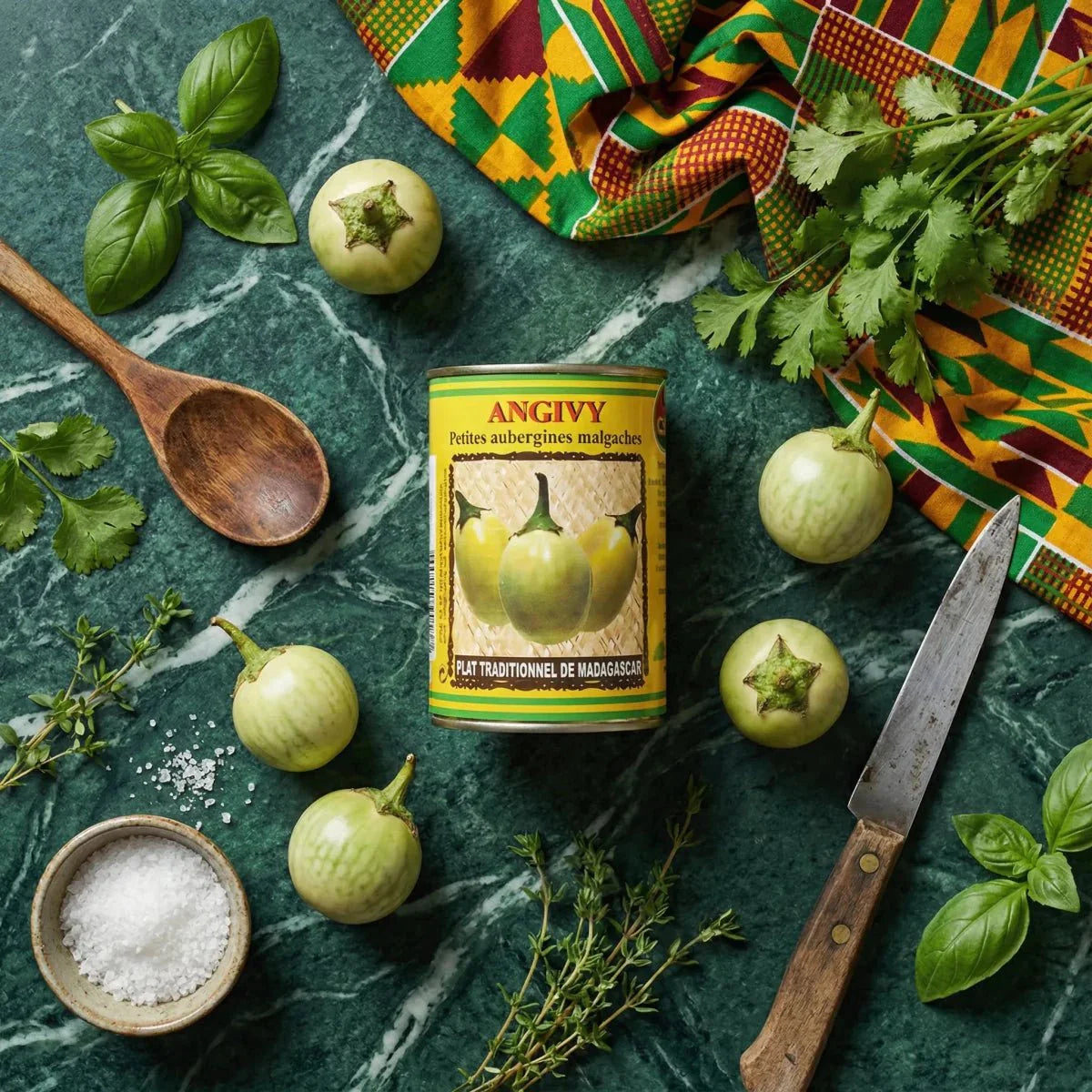 Piccole melanzane malgasce CODAL (400g) su un piano di lavoro, con verdure fresche.