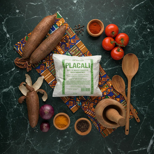 Placali surgelé - Manioc traditionnel entouré d’ingrédients frais comme tomates, oignons et épices, parfait pour cuisine africaine authentique.