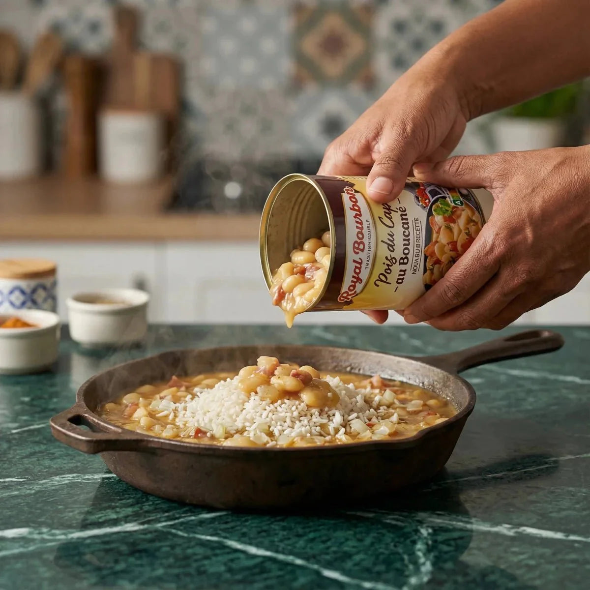 Pois du cap au boucané ROYAL BOURBON versés sur du riz dans une poêle. Préparation culinaire.